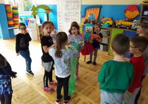 Dzieci recytują wiersz o Marzannie